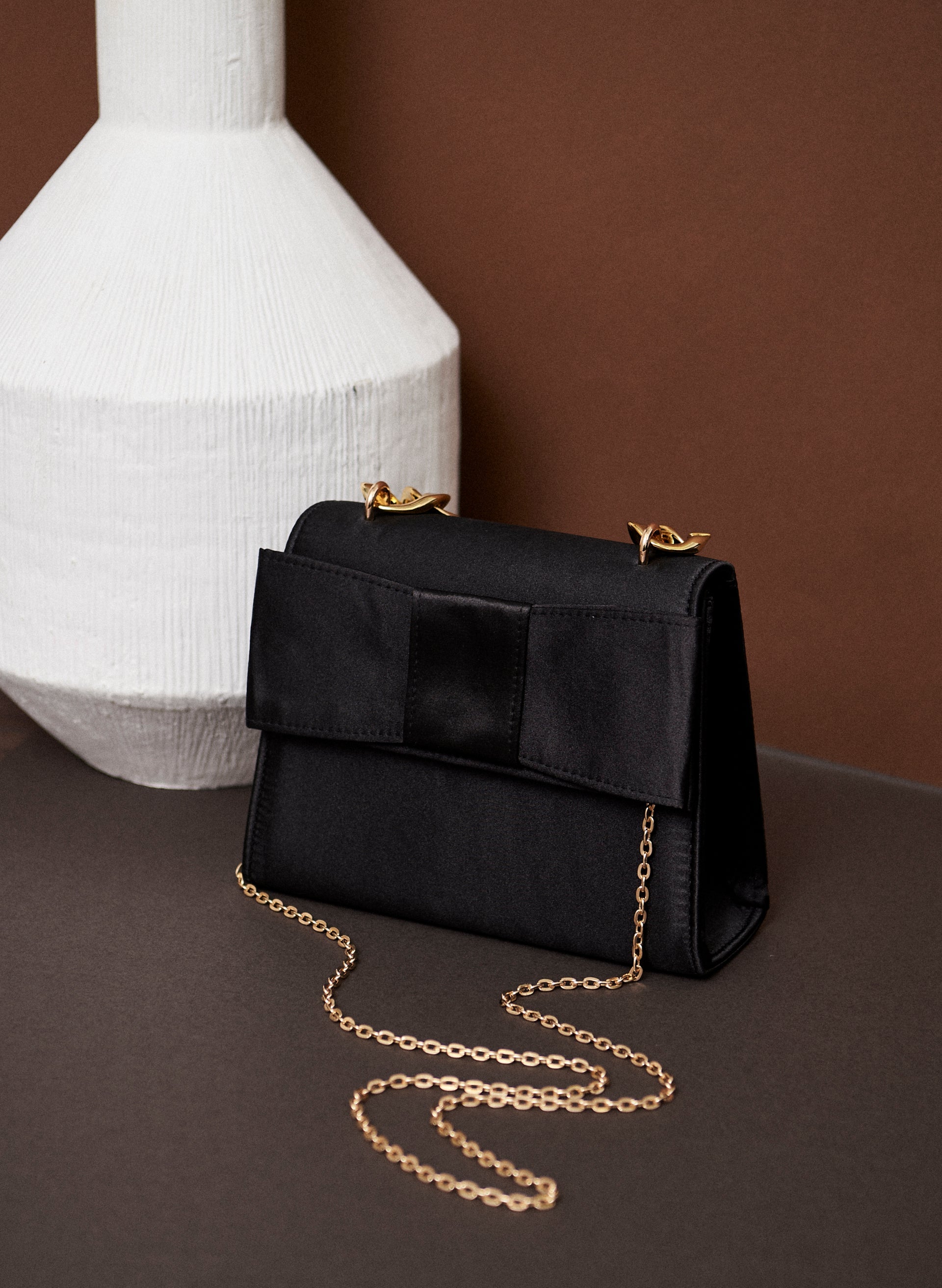 Clutch bag with chain strap top