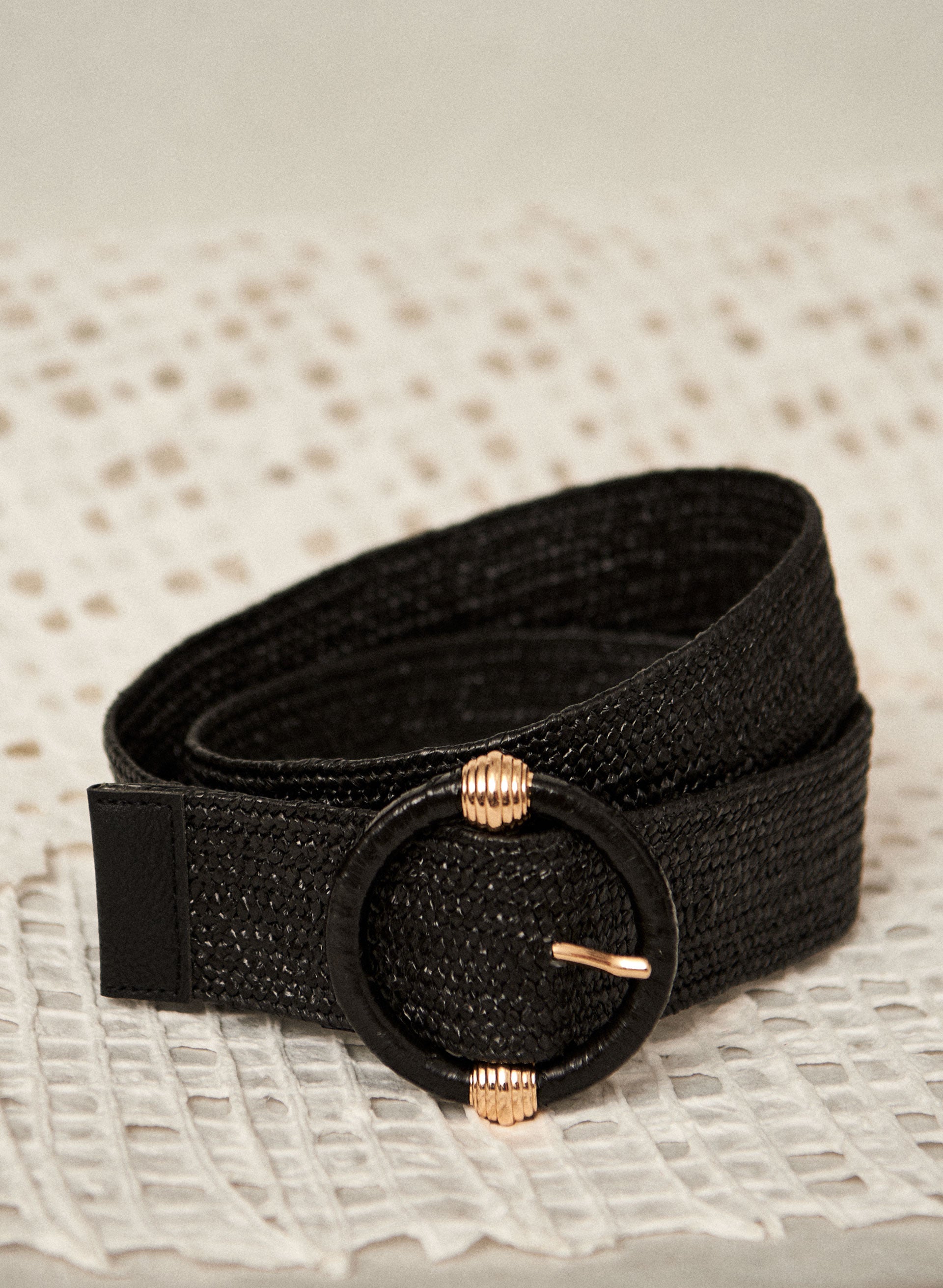Belt with round buckle outlet